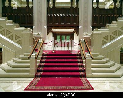 Oman, Muscat: La scala principale nel foyer del Teatro reale dell'Opera, inaugurato nel 2011. L'edificio prende i suoi motivi da Islamic, Mughal, OR Foto Stock