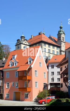 Germania, alta Baviera, Landsberg am Lech: L'ex scuola gesuita di grammatica (edificio giallo) è ora il museo della città. Dietro, la Chiesa del Santo Foto Stock