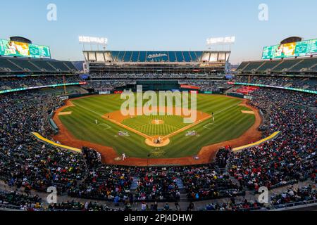 Oakland, California, 30 marzo 2023. Shohei Ohtani di Los Angeles Angels (17) lancia contro gli Oakland Athletics nella prima edizione di una partita di baseball di apertura a Oakland, California, giovedì 30 marzo 2023. Foto Stock