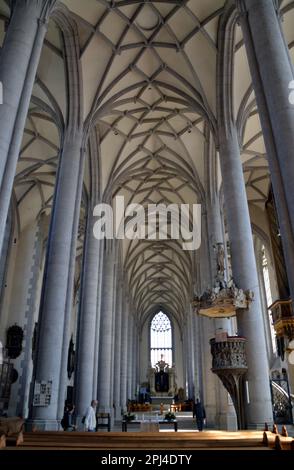 Germania, Baviera, Swabia, Nördlingen: St Georges Chiesa, costruita nel 1427-1505 in stile tardo gotico. Vista della navata. Foto Stock