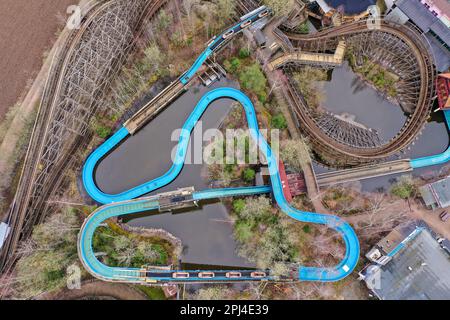 Lengenfeld, Germania. 31st Mar, 2023. Le zattere del giro in acqua bianca nel parco divertimenti Plohn sono state rimpiazzate per l'inizio della stagione. Dopo la pausa invernale, i parchi di divertimento della Sassonia riaprono i visitatori in questi giorni, invitandoli a fare giri sulla giostra, sulle montagne russe e sulla ruota panoramica. Il parco di Vogtland offre circa 80 attrazioni e sei montagne russe. La stagione inizia il Giovedi Maundy (6 aprile). (Vista aerea con drone) Credit: Jan Woitas/dpa/Alamy Live News Foto Stock
