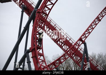 Lengenfeld, Germania. 31st Mar, 2023. Marco Willhelm, meccanico di manutenzione del parco divertimenti Plohn, controlla i collegamenti imbullonati delle montagne russe 'Dynamite' prima dell'inizio della stagione. Dopo la pausa invernale, i parchi divertimenti della Sassonia riaprono i visitatori in questi giorni, invitandoli a fare giri su giostre, montagne russe e ruote. Il parco della regione di Vogtland offre circa 80 attrazioni e sei montagne russe. La stagione inizia il Giovedi Maundy (6 aprile). Credit: Jan Woitas/dpa/Alamy Live News Foto Stock