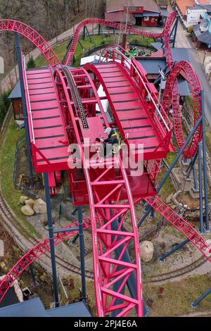 Lengenfeld, Germania. 31st Mar, 2023. Marco Willhelm, meccanico di manutenzione del parco divertimenti Plohn, pulisce e regola i sensori delle montagne russe Dynamite prima dell'inizio della stagione. Dopo la pausa invernale, i parchi divertimenti della Sassonia riaprono i visitatori in questi giorni, invitandoli a fare giri su giostre, montagne russe e ruote. Il parco di Vogtland offre circa 80 attrazioni e sei montagne russe. La stagione inizia il Giovedi Maundy (6 aprile). (Vista aerea con drone) Credit: Jan Woitas/dpa/Alamy Live News Foto Stock