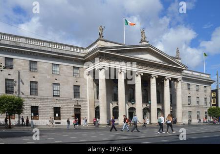 Irlanda, Leinster, Dublino: L'ufficio postale generale su o'Connell Street, un edificio neoclassico di Francis Johnston (1818) che è stato utilizzato come sede centrale da t Foto Stock