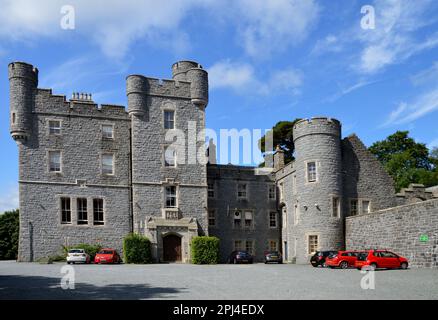 Irlanda del Nord, County Down, Castlewellan Forest Park: Il castello è stato costruito nel 1856-58 dalla famiglia Annesley ed è ora utilizzato come centro conferenze. Foto Stock