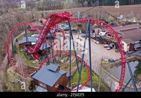 Lengenfeld, Germania. 31st Mar, 2023. Marco Willhelm, meccanico di manutenzione del parco divertimenti Plohn, pulisce e regola i sensori delle montagne russe Dynamite prima dell'inizio della stagione. Dopo la pausa invernale, i parchi di divertimento della Sassonia riaprono i visitatori in questi giorni, invitandoli a fare giri sulla giostra, sulle montagne russe e sulla ruota panoramica. Il parco di Vogtland offre circa 80 attrazioni e sei montagne russe. La stagione inizia il Giovedi Maundy (6 aprile). (Vista aerea con drone) Credit: Jan Woitas/dpa/Alamy Live News Foto Stock