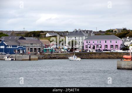 Irlanda, Isole Aran, Inis Mor, Kilronan: Gruppo di edifici sul molo, visto dalla fine del molo. Foto Stock