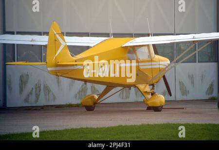 Inghilterra, Sussex occidentale, Shoreham: G-AWLI Piper PA.22-150 Tri-Pacer (c/n 22-5083) all'aeroporto di Shoreham. Foto Stock