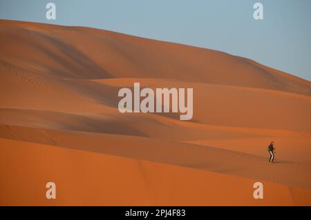 Marocco, Erg Chebbi: Dune di sabbia ai margini del deserto del Sahara. Foto Stock