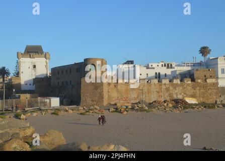 Marocco, Asilah: Il muro di mare costruito dai portoghesi nel the15th ° secolo protegge la città dal rigonfiamento Atlantico così come gli invasori ostili. Acceso Foto Stock