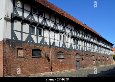 Germania, Niedersachsen, Wolfenbüttel: L'antico granaio a graticcio (Kornspeicher) attende uno scopo adatto nel mondo moderno. Foto Stock