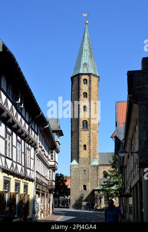 Germania, bassa Sassonia, Goslar: torre di mercato romanico Chiesa di San COSMOS e St. Damien, completato nel 1150 e successivamente esteso, con la fra di legno Foto Stock