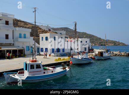 Grecia, Isola di Amorgos, Katapola: Barche da pesca ormeggiate al molo. Foto Stock