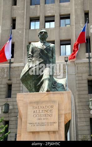 Cile. Santiago: Statua di Salvador Allende Gossens (1908-1973), ex presidente del Cile. Foto Stock