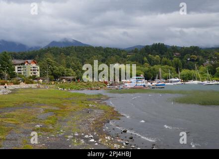 Cile. Pucon: La spiaggia e il porto yacht in una baia sul lago di Villarrica. Foto Stock