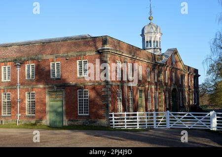 Inghilterra, Derbyshire, Tickall: Calke Abbey (National Trust), costruita per Suor John Harpur, baronetta del 4th, tra il 1701 e il 1704 in stile barocco. Vista di Foto Stock