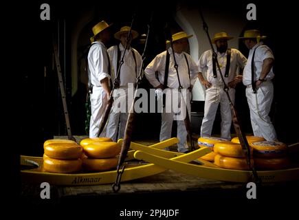 ALKMAAR - Paesi Bassi, 31/03/2023, il formaggio viene pesato durante l'apertura del primo mercato del formaggio della stagione presso il Waagplein. ANP KOEN VAN WEEL netherlands out - belgium out Foto Stock