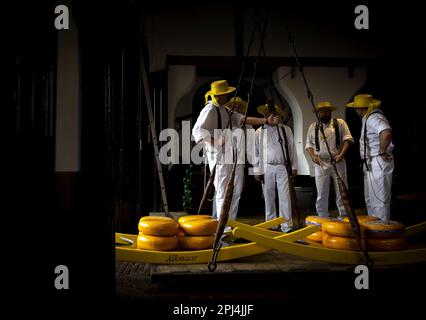 ALKMAAR - Paesi Bassi, 31/03/2023, il formaggio viene pesato durante l'apertura del primo mercato del formaggio della stagione presso il Waagplein. ANP KOEN VAN WEEL netherlands out - belgium out Foto Stock