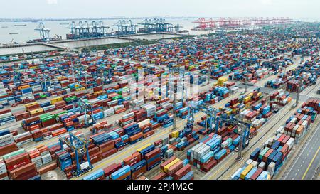 SHANGHAI, CINA - 31 MARZO 2023 - la fotografia aerea mostra le operazioni di movimentazione container al porto di Waigaoqiao a Shanghai, Cina orientale, 31 marzo 2023. Da Foto Stock