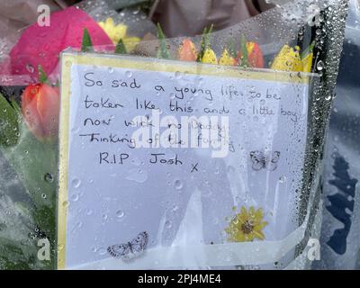 Fiori e messaggi lasciati per la vittima in scena a Meridian Close, Bluntisham, Cambridgeshire. La polizia ha trovato il corpo del 32, chiamato localmente Josh Dunmore, con una ferita da sparo il mercoledì sera. Successivamente furono chiamati ad una seconda proprietà a Sutton, dove trovarono il corpo di un 57 anni, chiamato localmente come il padre di Josh Gary Dunmore, che era anche morto per ferite da sparo. La morte di entrambi gli uomini viene trattata come un omicidio e tre uomini sono stati arrestati dalla polizia del Cambridgeshire. Data immagine: Venerdì 31 marzo 2023. Foto Stock