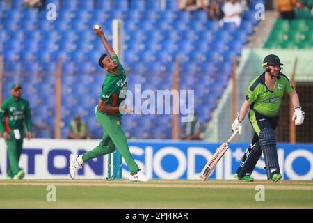 Bowler del Bangladesh Shariful Islam Bowl contro l'Irlanda durante la terza partita del T20I allo stadio Zahur Ahmed Chowdhury, Sagorika, Chattogram, Banglad Foto Stock