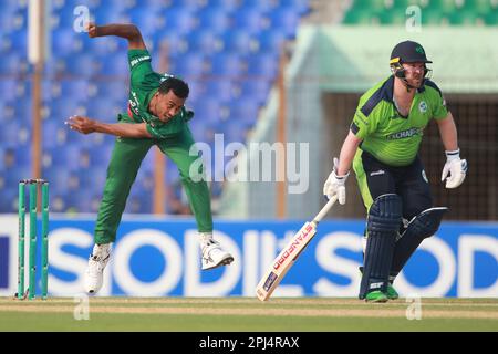 Bowler del Bangladesh Shariful Islam Bowl contro l'Irlanda durante la terza partita del T20I allo stadio Zahur Ahmed Chowdhury, Sagorika, Chattogram, Banglad Foto Stock