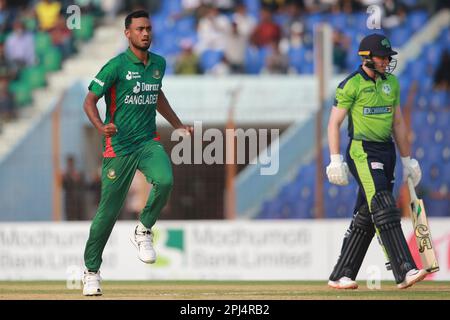 Shariful Islam, il bowler del Bangladesh festeggia dopo che ottiene l'Irlanda la pastella Lorcan Tucker Wickets durante la terza partita T20I allo Zahur Ahmed Chowdhury Foto Stock