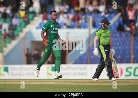 Shariful Islam, il bowler del Bangladesh festeggia dopo che ottiene l'Irlanda la pastella Lorcan Tucker Wickets durante la terza partita T20I allo Zahur Ahmed Chowdhury Foto Stock