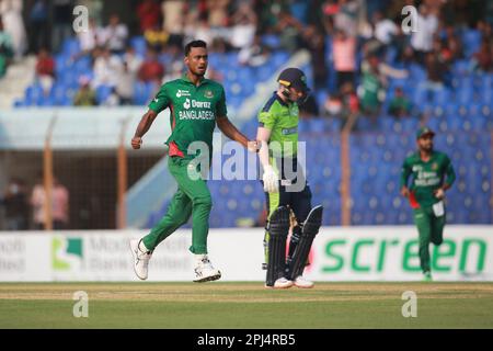 Shariful Islam, il bowler del Bangladesh festeggia dopo che ottiene l'Irlanda la pastella Lorcan Tucker Wickets durante la terza partita T20I allo Zahur Ahmed Chowdhury Foto Stock