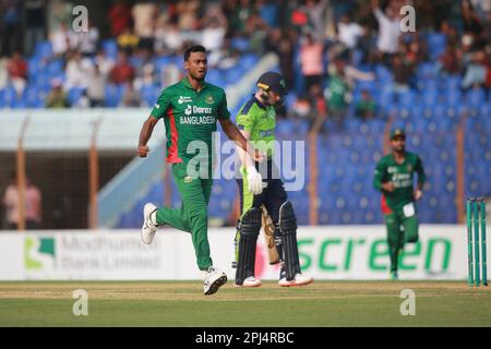 Shariful Islam, il bowler del Bangladesh festeggia dopo che ottiene l'Irlanda la pastella Lorcan Tucker Wickets durante la terza partita T20I allo Zahur Ahmed Chowdhury Foto Stock