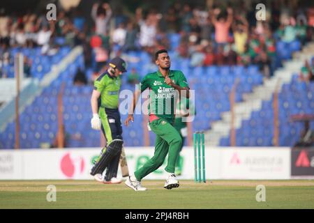 Shariful Islam, il bowler del Bangladesh festeggia dopo che ottiene l'Irlanda la pastella Lorcan Tucker Wickets durante la terza partita T20I allo Zahur Ahmed Chowdhury Foto Stock