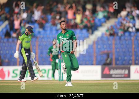 Shariful Islam, il bowler del Bangladesh festeggia dopo che ottiene l'Irlanda la pastella Lorcan Tucker Wickets durante la terza partita T20I allo Zahur Ahmed Chowdhury Foto Stock