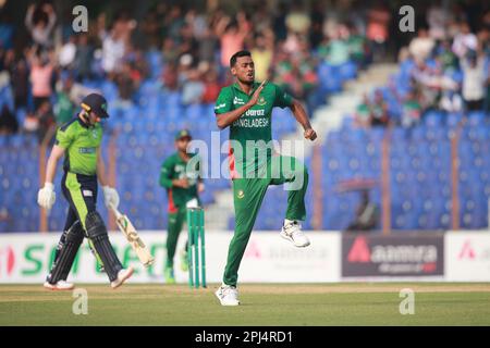 Shariful Islam, il bowler del Bangladesh festeggia dopo che ottiene l'Irlanda la pastella Lorcan Tucker Wickets durante la terza partita T20I allo Zahur Ahmed Chowdhury Foto Stock