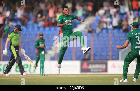 Shariful Islam, il bowler del Bangladesh festeggia dopo che ottiene l'Irlanda la pastella Lorcan Tucker Wickets durante la terza partita T20I allo Zahur Ahmed Chowdhury Foto Stock