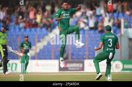 Shariful Islam, il bowler del Bangladesh festeggia dopo che ottiene l'Irlanda la pastella Lorcan Tucker Wickets durante la terza partita T20I allo Zahur Ahmed Chowdhury Foto Stock