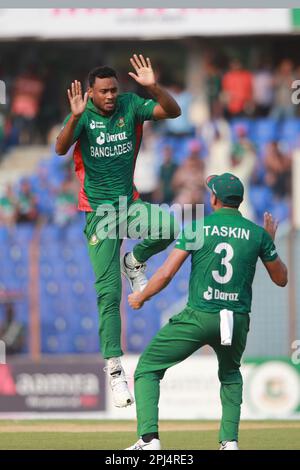 Shariful Islam, il bowler del Bangladesh festeggia dopo che ottiene l'Irlanda la pastella Lorcan Tucker Wickets durante la terza partita T20I allo Zahur Ahmed Chowdhury Foto Stock