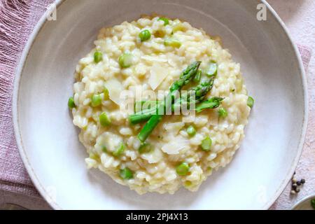 Risotto italiano con asparagi e parmigiano a tavola. Vista dall'alto. Foto Stock