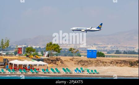 Aeromobile Boeing 737 della compagnia aerea irlandese Ryanair con registrazione EI-DYF che vola dall'aeroporto Foto Stock