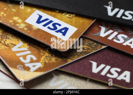 MYKOLAIV, UCRAINA - 22 FEBBRAIO 2022: Carte di credito Visa sul tavolo, primo piano Foto Stock