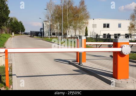 Barriere stradali arancioni all'aperto nelle giornate di sole Foto Stock