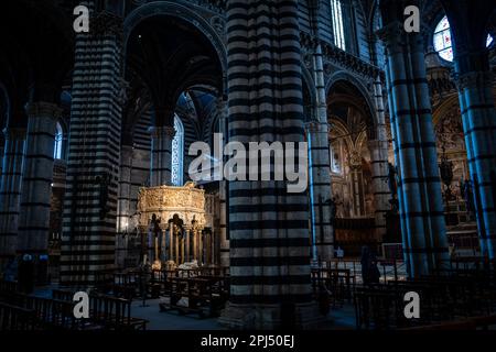 Pulpito di Nicola Pisano nella cattedrale di Siena Foto Stock