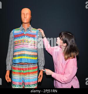 Londra, Regno Unito. 31st Mar, 2023. Il personale della Galleria con il maglione seguito indossato da Tom Daley, parte dell'abito 'Fair Isle', ha avuto origine nell'isola di Fair Isle a Shetland, Scozia. William Morris Gallery svela una grande mostra del fashion designer Ashish. Ashish Gupta, è un fashion designer la cui firma è sequins e beads, utilizzando il suo patrimonio indiano. La sua etichetta omonima si ispira alla sua eredità, con pezzi indossati da Madonna, Lady Gaga, taylor Swift e molti altri.Over 60 disegni degli ultimi 20 anni saranno in mostra fino al 10 settembre 2023. Credit: Imageplotter/Alamy Live News Foto Stock