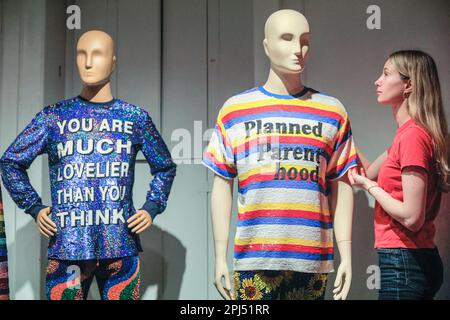 Londra, Regno Unito. 31st Mar, 2023. Personale della galleria con camicie da uomo, sei molto più lovelier di quanto pensi, e Planned Parenthood. William Morris Gallery svela una grande mostra del fashion designer Ashish. Ashish Gupta, è un fashion designer la cui firma è sequins e beads, utilizzando il suo patrimonio indiano. La sua etichetta omonima si ispira alla sua eredità, con pezzi indossati da Madonna, Lady Gaga, taylor Swift e molti altri.Over 60 disegni degli ultimi 20 anni saranno in mostra fino al 10 settembre 2023. Credit: Imageplotter/Alamy Live News Foto Stock