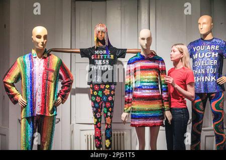 Londra, Regno Unito. 31st Mar, 2023. William Morris Gallery svela una grande mostra del fashion designer Ashish. Ashish Gupta, è un fashion designer la cui firma è sequins e beads, utilizzando il suo patrimonio indiano. La sua etichetta omonima si ispira alla sua eredità, con pezzi indossati da Madonna, Lady Gaga, taylor Swift e molti altri.Over 60 disegni degli ultimi 20 anni saranno in mostra fino al 10 settembre 2023. Credit: Imageplotter/Alamy Live News Foto Stock
