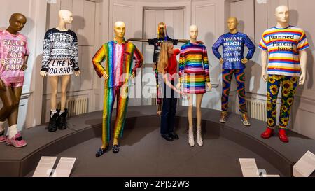 Londra, Regno Unito. 31 marzo 2023. Un membro dello staff con 'Rainbow Dress', AW2017, una versione del quale è stata indossata da Taylor Swift per il suo video di End Game, in un'anteprima di 'Ashish: Fall in Love and Be More Tender', la prima grande rassegna di opere del fashion designer Ashish. Oltre 60 progetti degli ultimi 20 anni, tra cui alcuni indossati da celebrità globali, sono in mostra alla William Morris Gallery, Walthamstow, 1 aprile – 10 settembre 2023. Credit: Stephen Chung / Alamy Live News Foto Stock