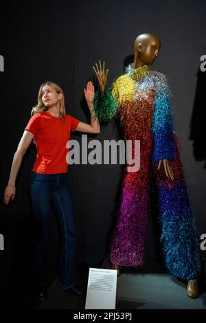 Londra, Regno Unito. 31 marzo 2023. Un membro dello staff con 'Ombre tinsel jumpsuit', AW2018, in un'anteprima 'Ashish: Fall in Love and Be More Tender', il primo importante sondaggio di opere del fashion designer Ashish. Oltre 60 progetti degli ultimi 20 anni, tra cui alcuni indossati da celebrità globali, sono in mostra alla William Morris Gallery, Walthamstow, 1 aprile – 10 settembre 2023. Credit: Stephen Chung / Alamy Live News Foto Stock