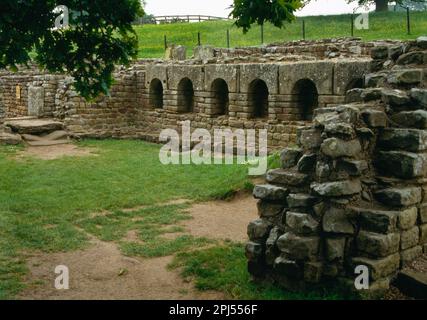 Chesters Roman Fort, bagno, spogliatoio con nicchie sulla parete ovest, e la hall con camere calde dietro, Chollerford, Hexham, Northumberland, NE46 4E Foto Stock