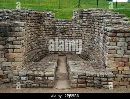 Chesters Roman Fort, il Muro di Adriano. Bagno caldo a Bath House, visto dai bagni di vapore. Originariamente rivestito con piombo. Foto Stock