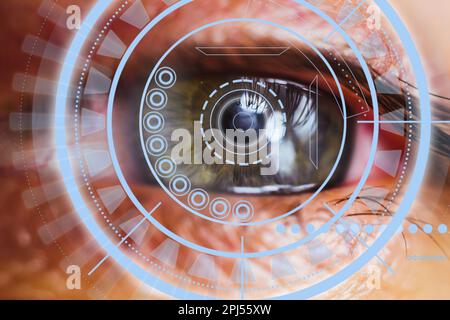 Primo piano di un occhio maschile con effetti visivi. Il concetto di sensore impiantato nell'occhio umano. Business, computer, cyberspazio. Foto Stock