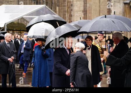 Re Carlo III e la Regina Consort arrivano a laici corone commemorative simboleggiano la riconciliazione e l'amicizia tedesco-britannica durante una visita a San Nikolai Memorial Church, Amburgo, l'ultimo giorno della loro visita di Stato in Germania. La chiesa fu distrutta nel luglio 1943 durante l'operazione di missione della seconda guerra mondiale Gomorrah, quando le forze alleate condussero incursioni di bombardamento sulla città di Amburgo. Data immagine: Venerdì 31 marzo 2023. Foto Stock